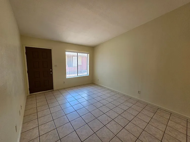GAU01 627 E Knoll — Photo 2