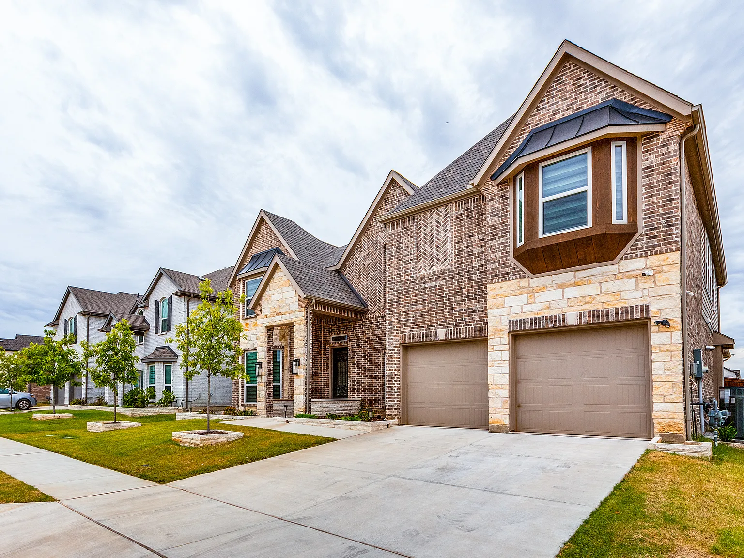 6 bed, 4009 sqft, $3,600 — Photo 2