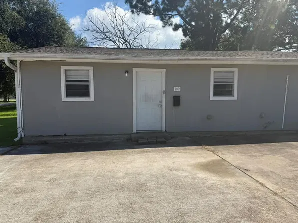 709 N 9th St #1, Nederland, TX 77627