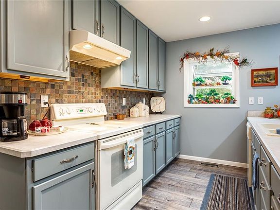5th image of 696 Duxbury Dr