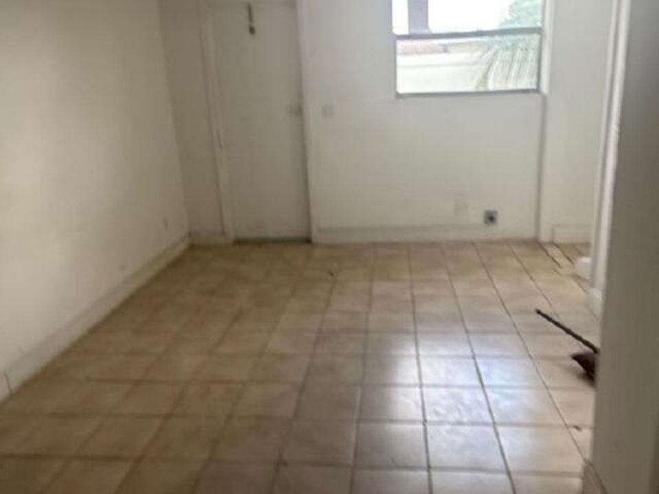 251 SW 16TH Street, photo 3