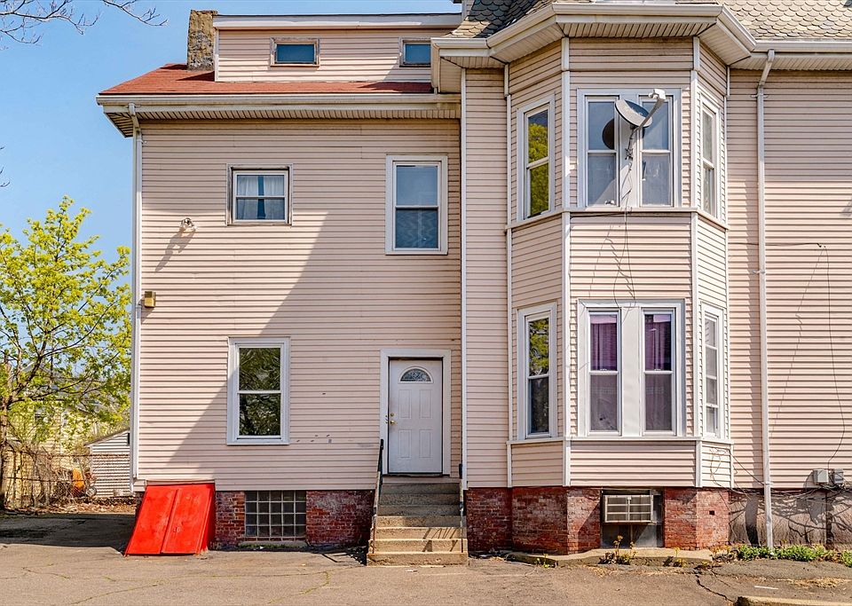 2nd image of 34 Pinckney St