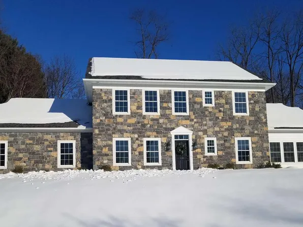 130 Woodbriar Dr, Chambersburg, PA 17202