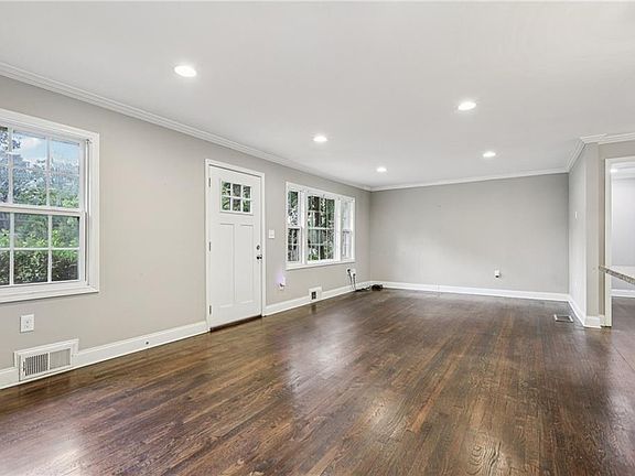 5th image of 2445 Woodridge Dr