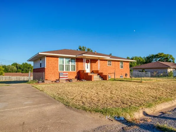 828 Mimosa Dr, Watonga, OK 73772