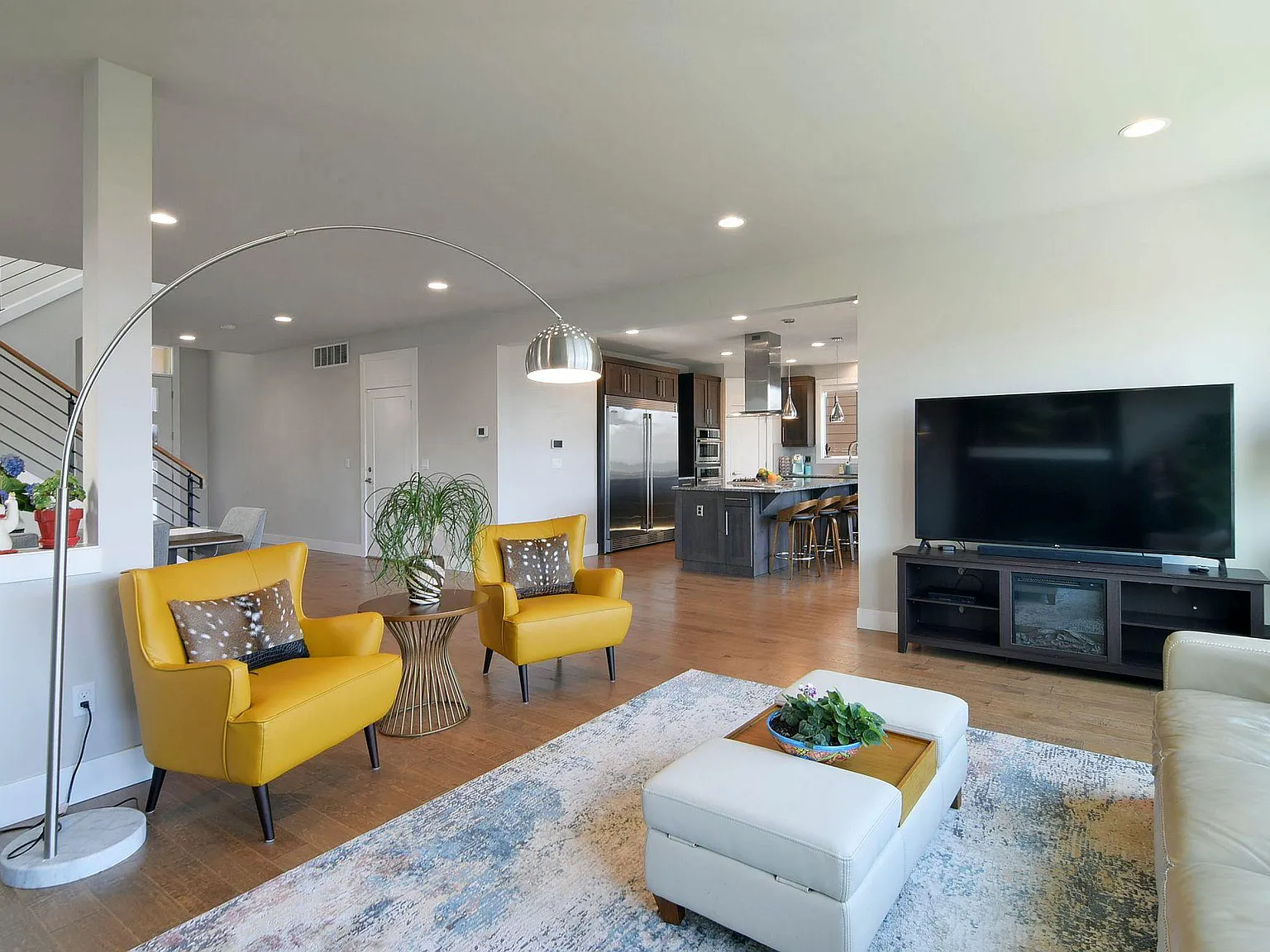 5 bed, 3.5 bath, 3730 sqft, $5,600 — Photo 4