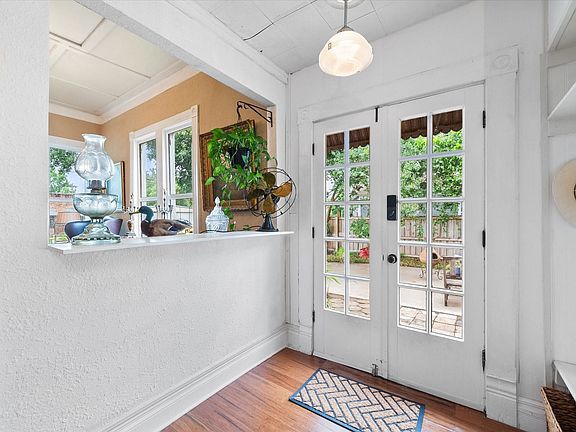 4th image of 1004 W 5th Ave
