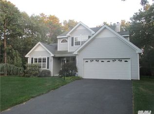 70 Gull Dip Rd, Ridge, NY 11961