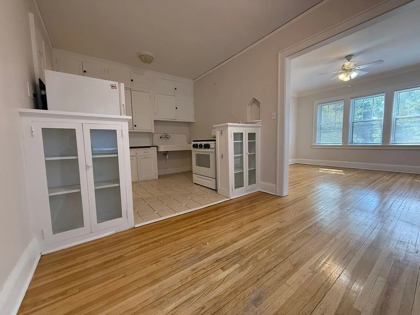 935 Goodrich Ave — Photo 4