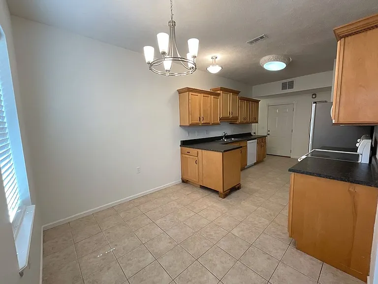 575 S Canterbury Ln — Photo 3