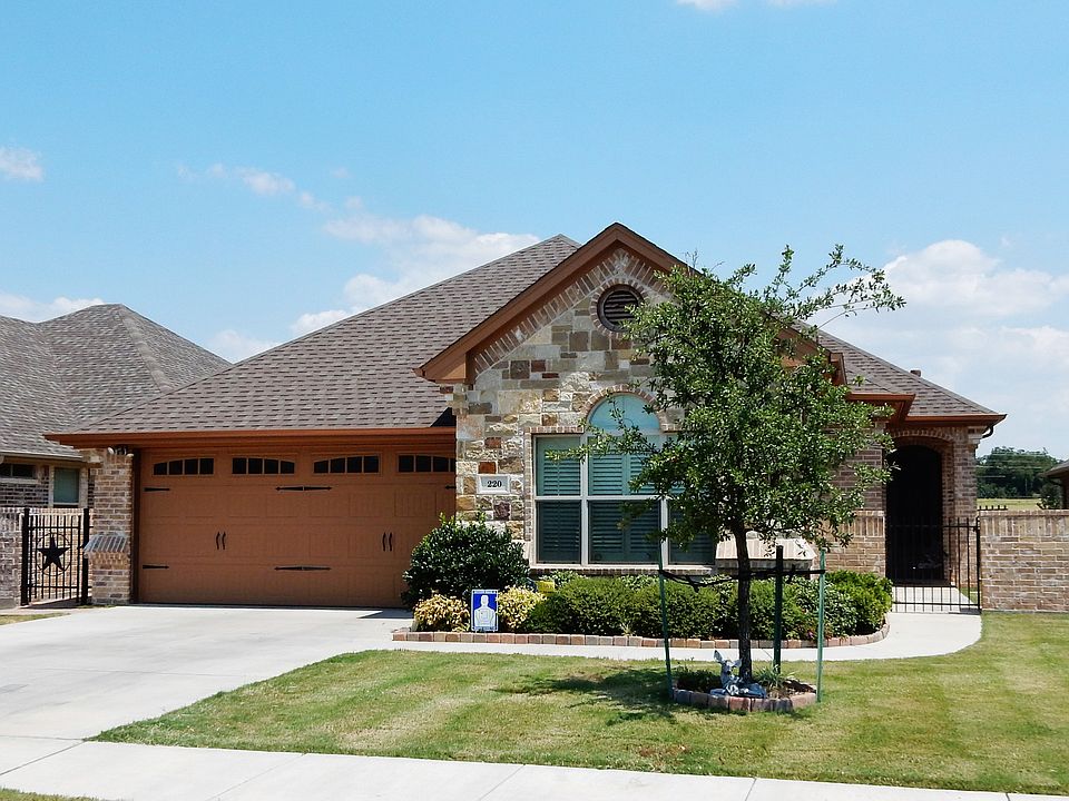 220 Captains Court, Granbury