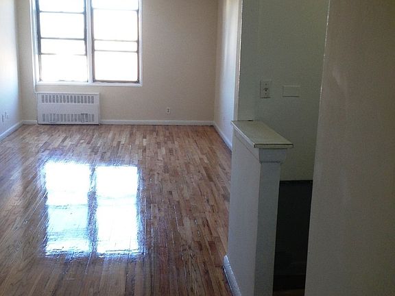2nd image of 2060 E 19th St APT Le