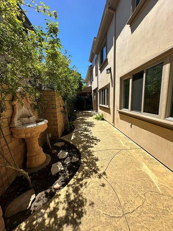 2 bed, 2.5 bath, 1025 sqft, $3,150 — Photo 2