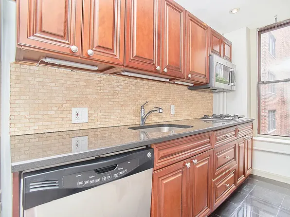 152 East 22nd Street 1D image 2 of 3