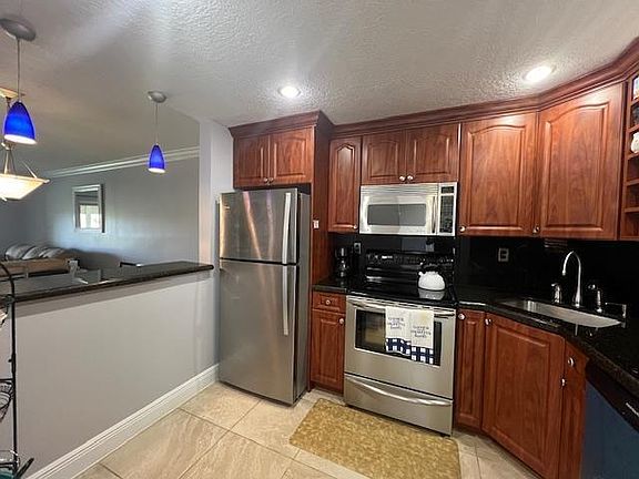 3rd image of 9300 SW 8th St APT 403