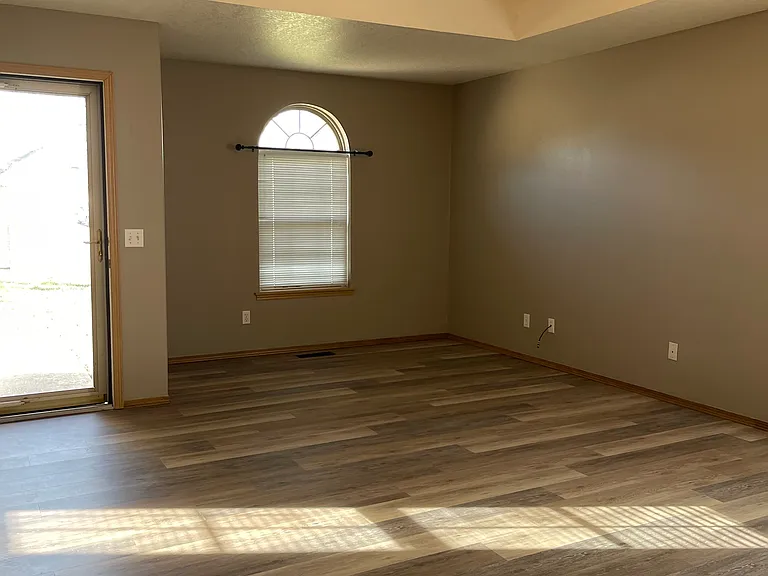 220 Ravenwood Blvd — Photo 5