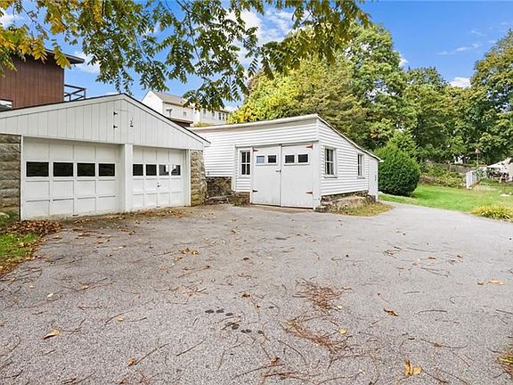 3rd image of 75 Youngs Ave