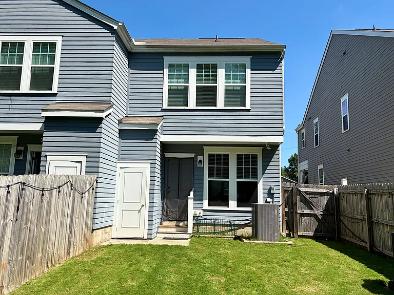 McArthur Ave — Photo 20