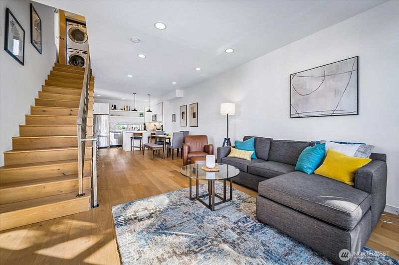 3rd image of 930 28th Avenue S