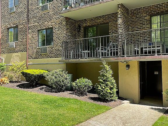 2nd image of 19 Donna Ct APT 3