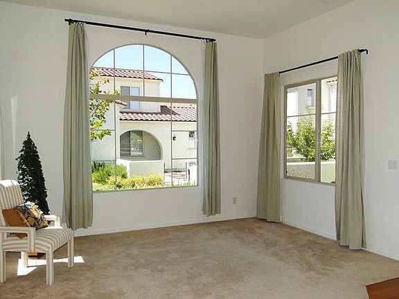 Bright w/ high ceilings