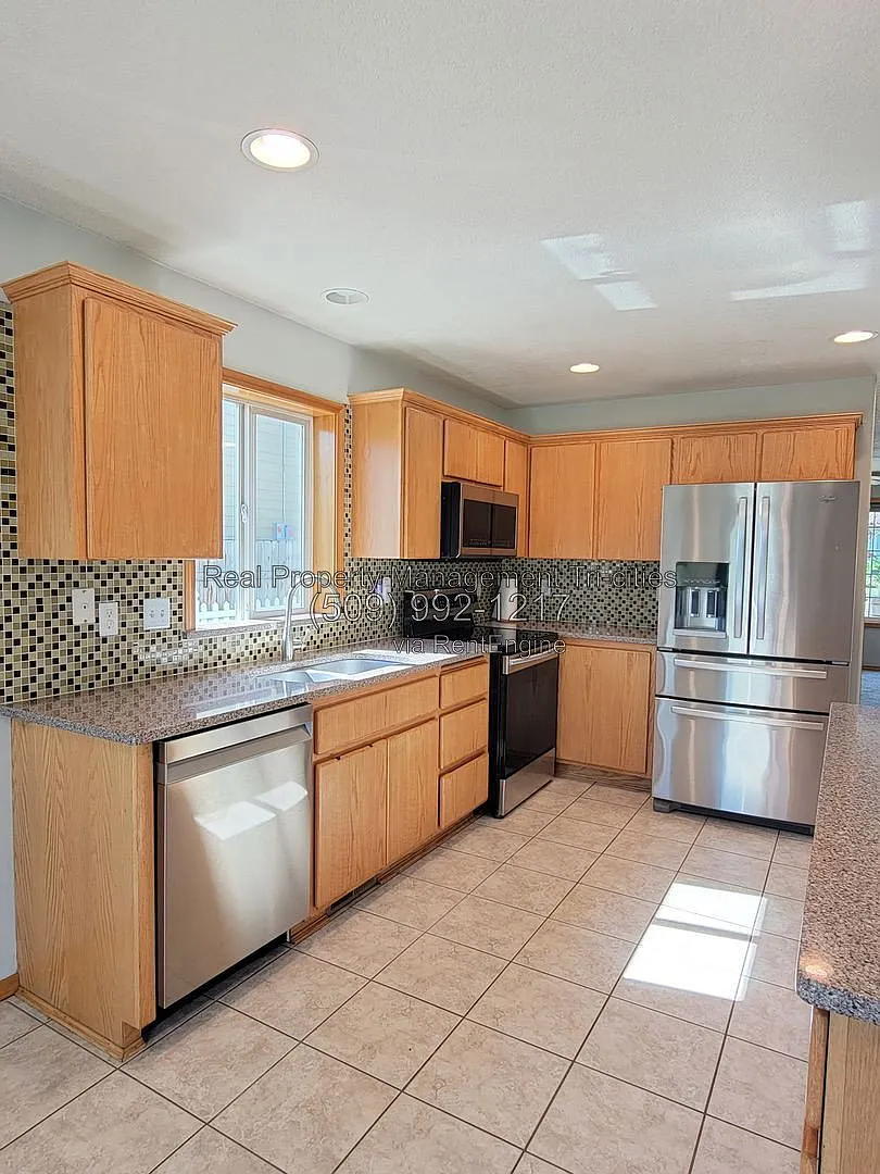 4 bed, 2.5 bath, 2166 sqft, $2,595 — Photo 4