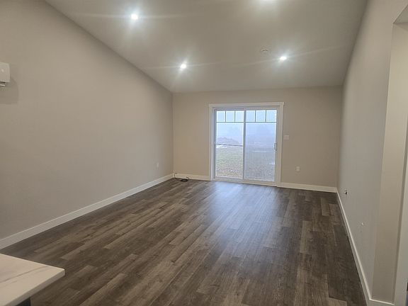 2nd image of 7 Maples Ln #5