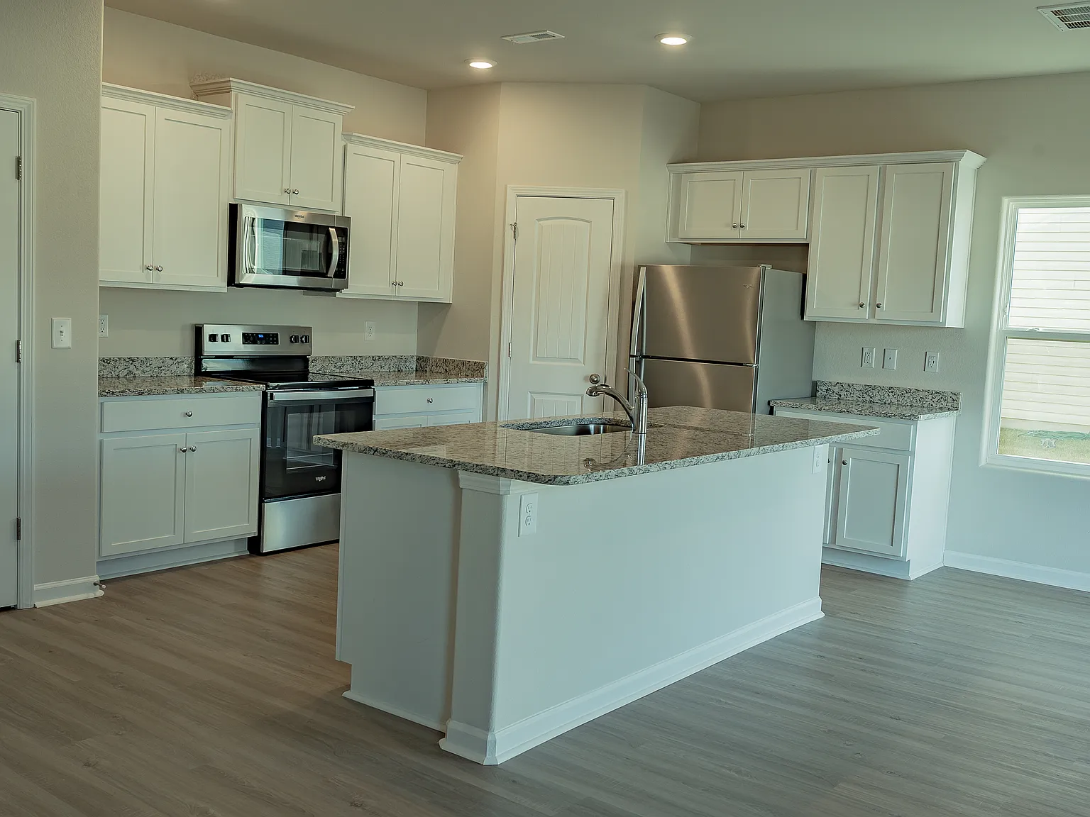 4 bed, 2.5 bath, 1800 sqft, $2,700 — Photo 4
