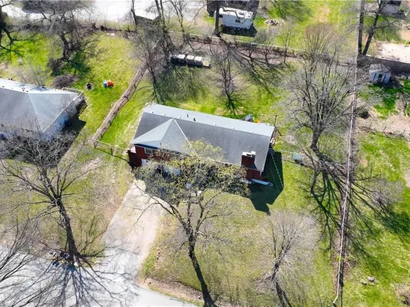 8801 Orchard St, Pleasant Valley, MO 64068