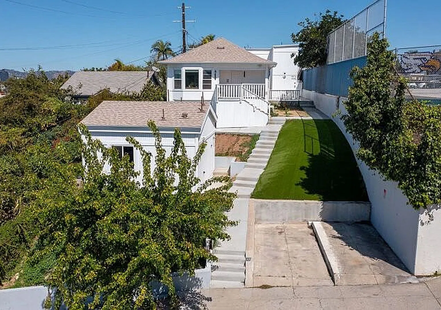Modern 1-Bedroom Upper Unit in Boutique Mid-City Building — Photo 2