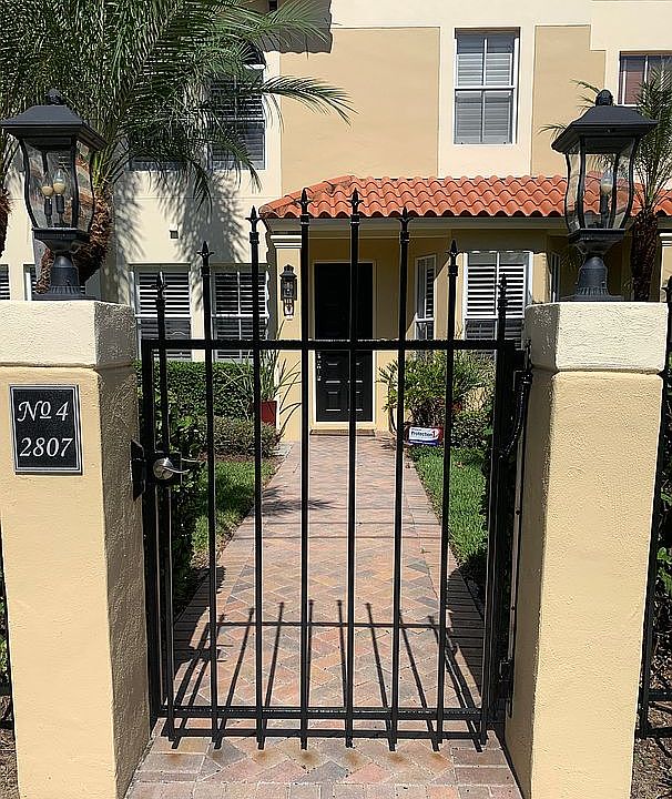 FRONT PRIVACY ENTRANCE GATE