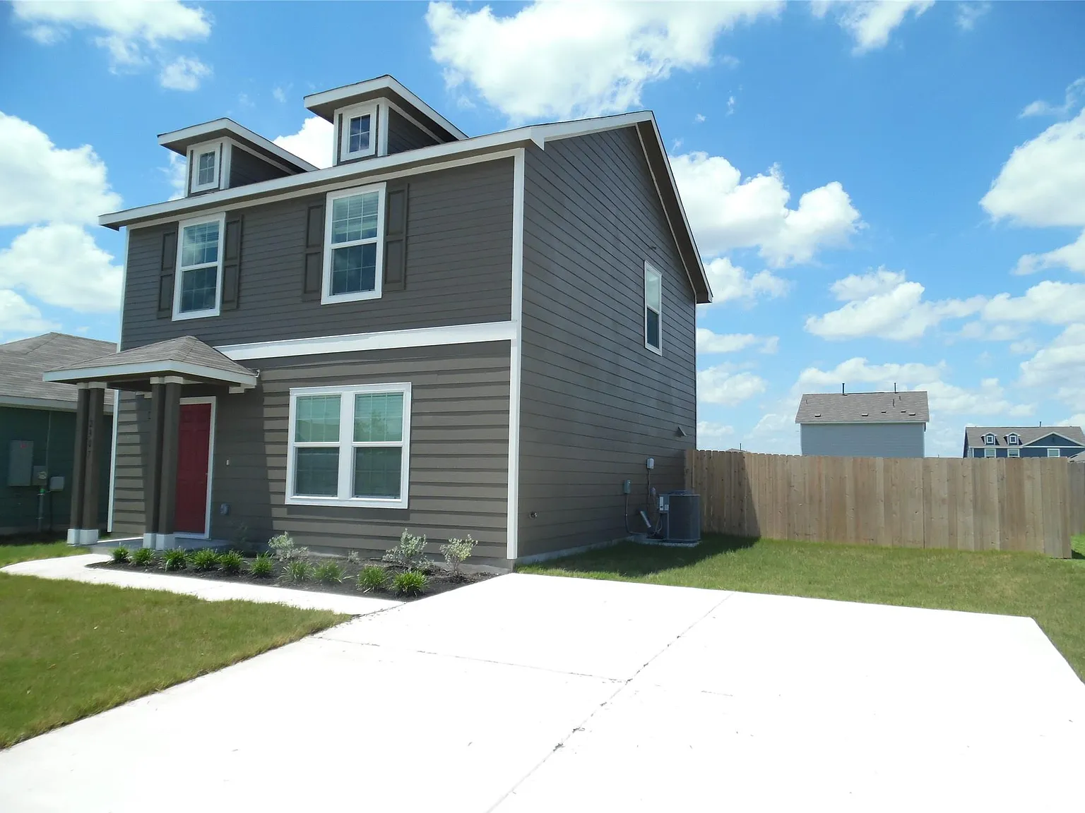 3 bed, 2.5 bath, 1427 sqft, $1,645 — Photo 2