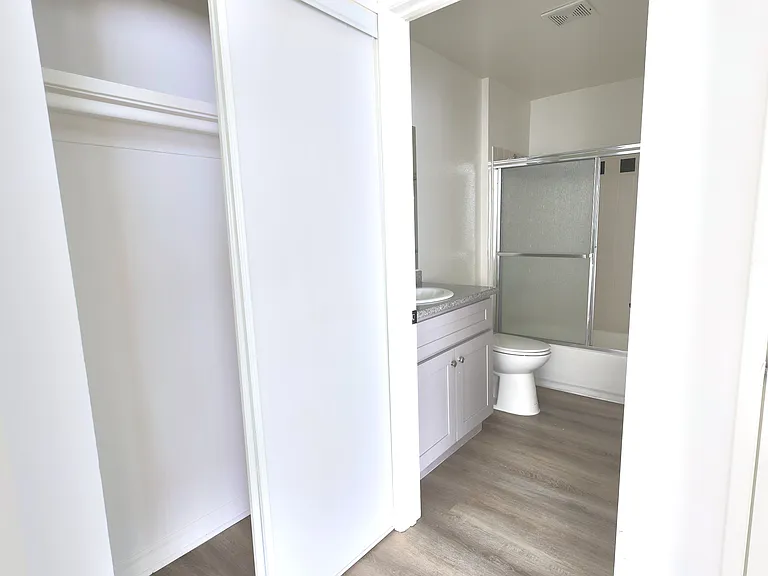 2928 Leeward Ave — Photo 16
