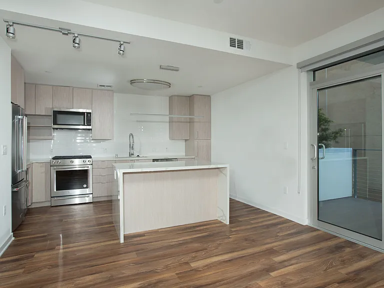 950 S Fairfax Ave — Photo 1