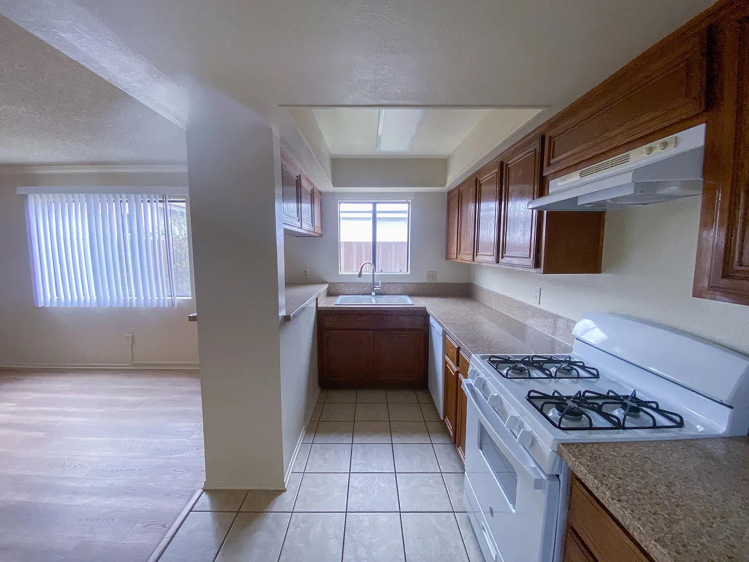 2 bed, 950 sqft, $3,000 — Photo 4