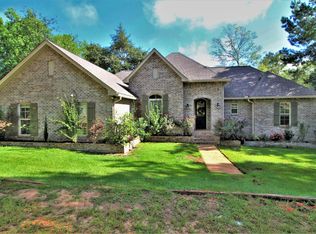 4 Blue Moon Dr, Hattiesburg, MS 39401