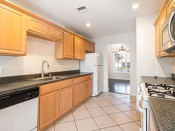 4th image of 17 Parker St