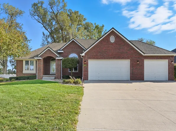 113 Shoreline Dr, Carter Lake, IA 51510