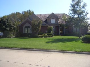 9525 Woodney Cir, Omaha, NE 68122