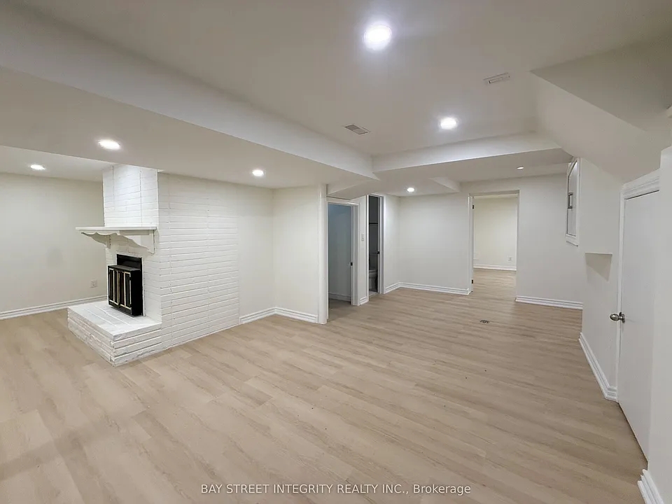 40 Rippleton Rd #LOWER