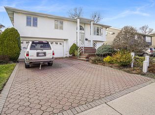 1776 Roberta Ln, Merrick, NY 11566