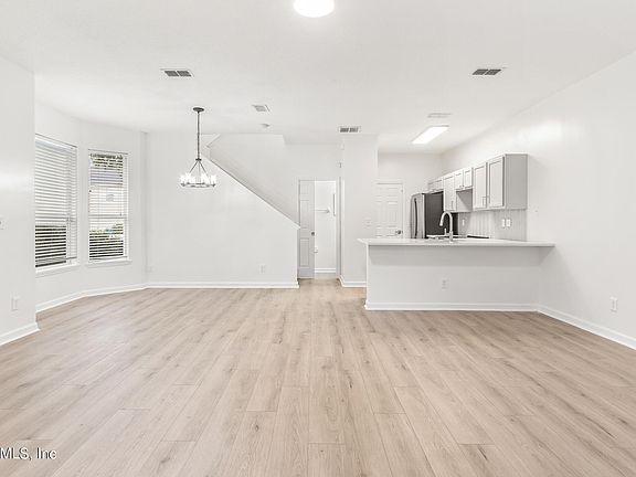 4th image of 533 HOPEWELL Drive