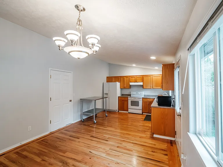 831 NW Teak Loop — Photo 17