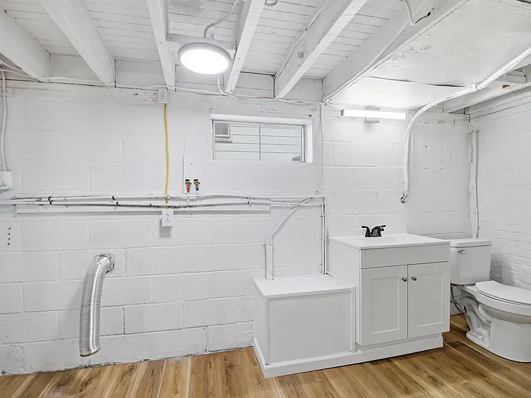 975 Washburn St — Photo 24