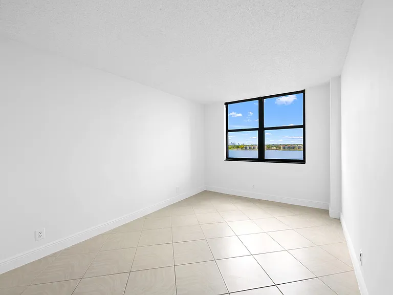 105 Lake Emerald Dr #706 — Photo 12