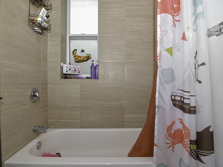 2101 W Fletcher St #1 — Photo 15