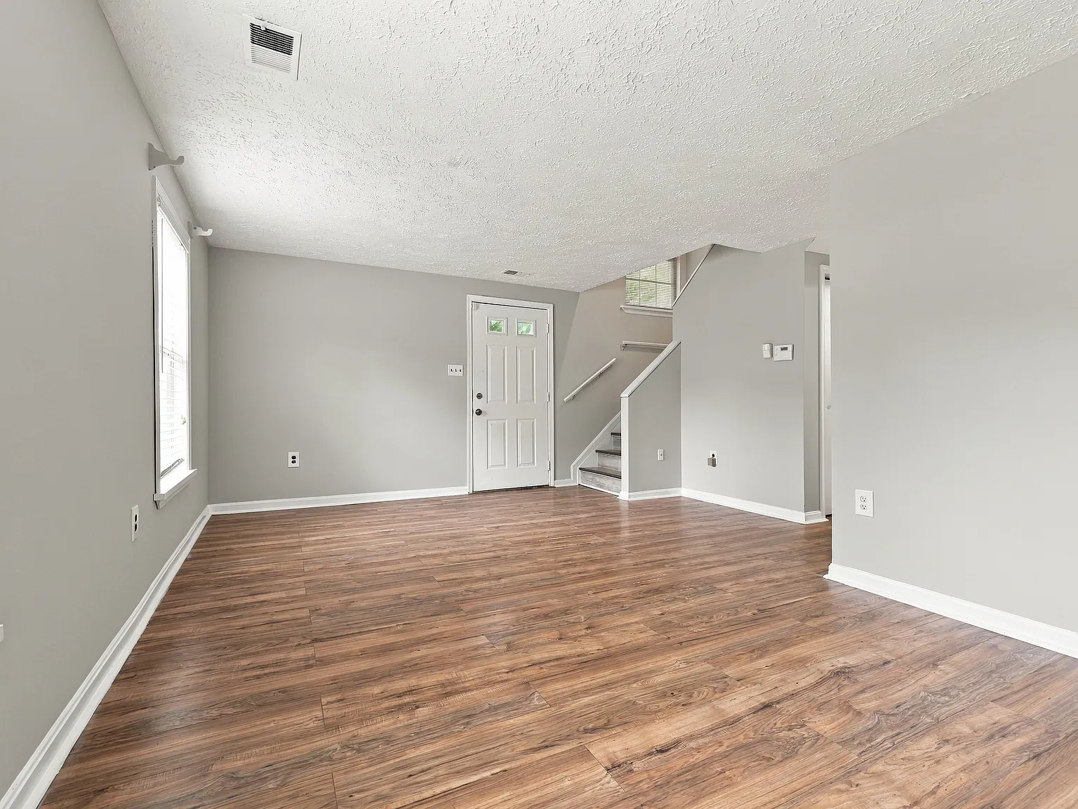 Beautiful 3 bedroom 1.5 bath End Unit Townhome! — Photo 4