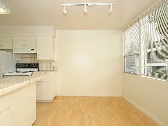 5th image of 122 E Creek Dr APT 2B