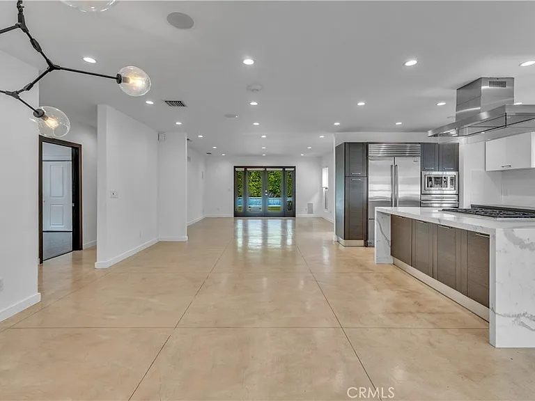 4925 Nagle Ave — Photo 5