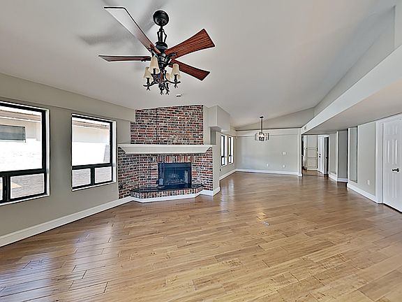 4th image of 722 N Meadowlark Ln